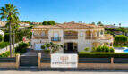 Mediterrane Villa in Sa Torre, Llucmajor – zweistöckige Fassade mit Balkonen, Pool und Palmengarten