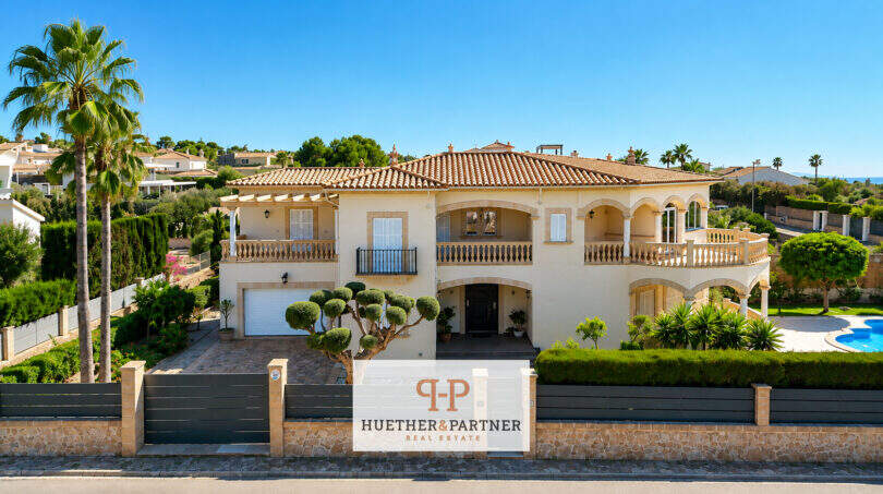 Mediterrane Villa in Sa Torre, Llucmajor – zweistöckige Fassade mit Balkonen, Pool und Palmengarten