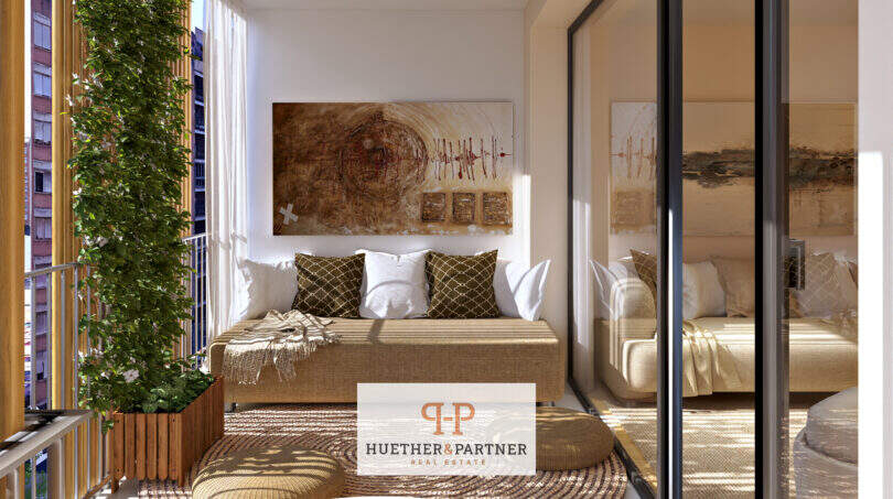 Sonniger Balkon des Penthouse Cor 39 in Palma mit Lounge-Sofa, Bepflanzung und Blick ins elegante Schlafzimmer
