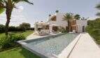 Moderne Designvilla in Cala Murada mit rechteckigem Pool, Sonnenliegen, Sonnenschirmen und tropischem Garten.