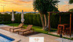 Poolbereich der Villa Sa Torre mit Sonnenliegen, Pergola und Palmen bei Sonnenuntergang mit Meerblick