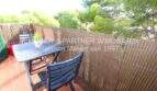 Terraza soleada con muebles de jardín y privacidad, rodeada de pinos, del apartamento de 4 habitaciones en Porto Cristo.