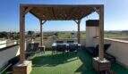 Dachterrasse des Penthouses mit Holzpergola, Essbereich, Kunstrasenboden und Panoramablick über Palma de Mallorca.