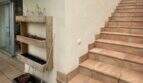 Außenbereich des Penthouses mit Terrakotta-Treppe, Holz-Wandregal mit Pflanzen und Glasschiebetür in Portitxol