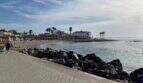 Strandpromenade mit Felsenküste, Sandstrand und mediterranen Gebäuden nahe dem Penthouse in Portitxol, Palma