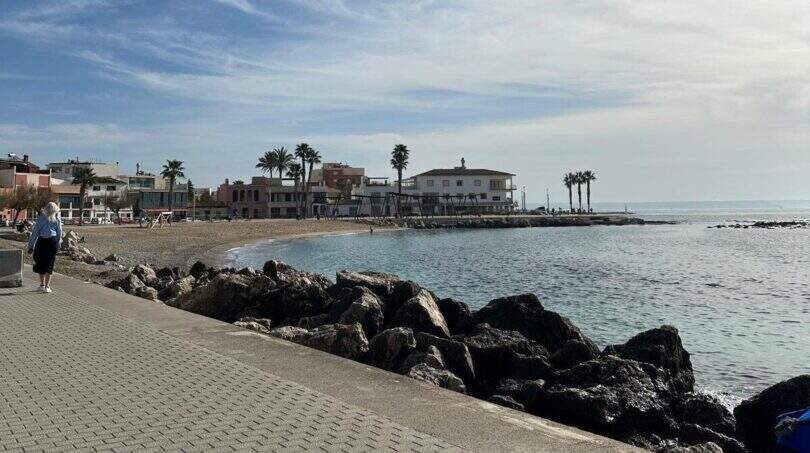 Strandpromenade mit Felsenküste, Sandstrand und mediterranen Gebäuden nahe dem Penthouse in Portitxol, Palma
