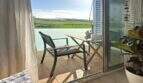Penthouse-Balkon mit Outdoor-Möbeln, Meerblick und grüner Landschaft in Portitxol, Palma de Mallorca.
