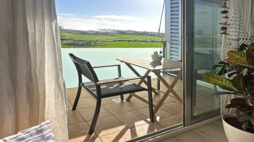 Penthouse-Balkon mit Outdoor-Möbeln, Meerblick und grüner Landschaft in Portitxol, Palma de Mallorca.