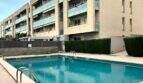 Gemeinschaftspool mit Terrasse vor modernem Mehrfamilienhaus mit Glasbalkonen in Portitxol, Palma de Mallorca