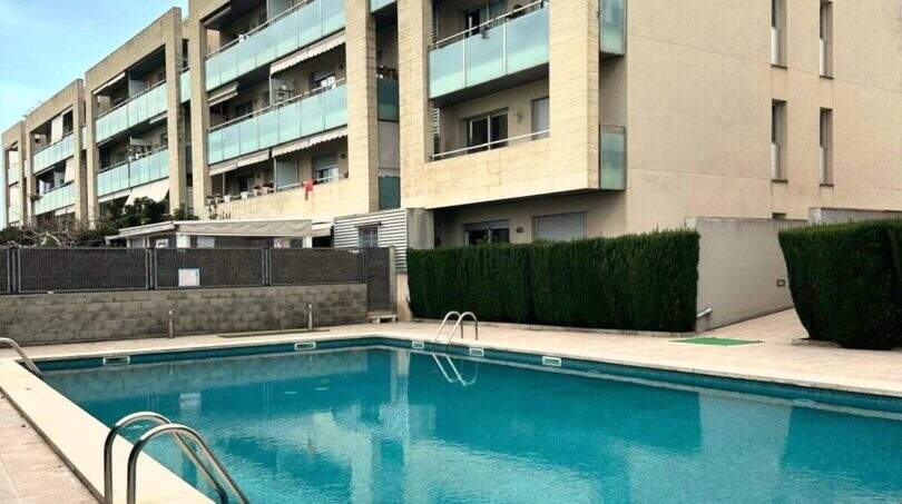 Gemeinschaftspool mit Terrasse vor modernem Mehrfamilienhaus mit Glasbalkonen in Portitxol, Palma de Mallorca