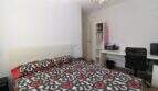 Helles Schlafzimmer mit Doppelbett, Schreibtisch und Regal im Penthouse-Maisonette in Palma de Mallorca