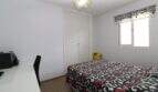 Helles Schlafzimmer der Penthouse-Maisonette in Palma mit Doppelbett, Einbauschrank und Schreibtisch