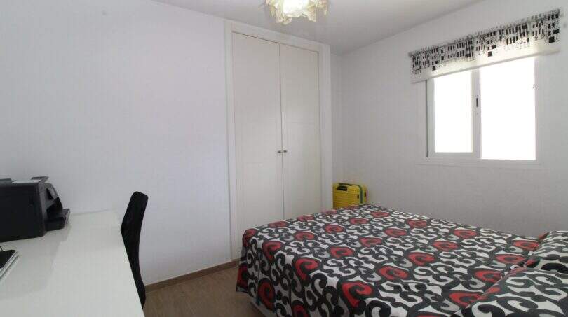 Helles Schlafzimmer der Penthouse-Maisonette in Palma mit Doppelbett, Einbauschrank und Schreibtisch