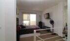Helles Schlafzimmer der Penthouse-Maisonette mit Doppelbett, TV, Ventilator und Zugang zur Terrasse in Palma