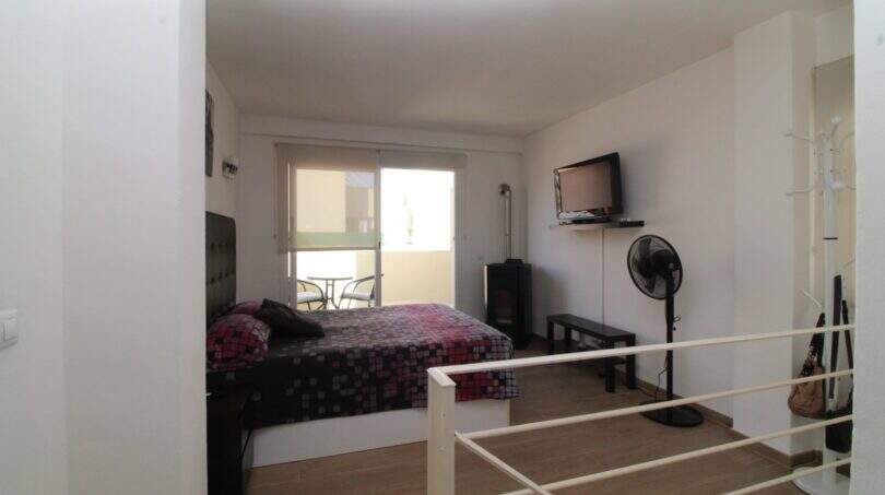 Helles Schlafzimmer der Penthouse-Maisonette mit Doppelbett, TV, Ventilator und Zugang zur Terrasse in Palma