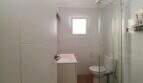 Helles Badezimmer mit Glasdusche, WC und Waschbecken im Penthouse Palma de Mallorca