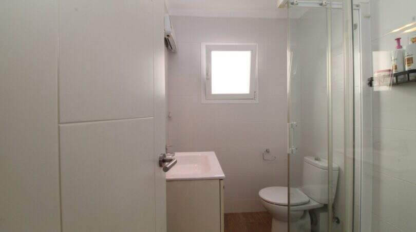 Helles Badezimmer mit Glasdusche, WC und Waschbecken im Penthouse Palma de Mallorca
