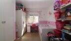 Kinderzimmer mit rosa Wandgestaltung, Einzelbett, Schreibtisch und großem Kleiderschrank im Penthouse Palma
