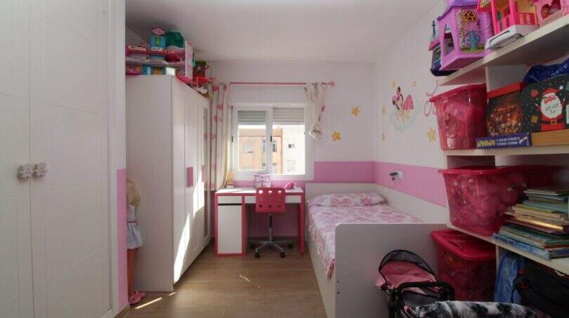 Kinderzimmer mit rosa Wandgestaltung, Einzelbett, Schreibtisch und großem Kleiderschrank im Penthouse Palma
