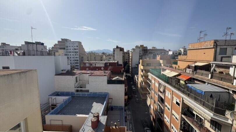 Panoramablick vom Dachterrasse der Penthouse-Maisonette über die Dächer Palmas mit Bergen im Hintergrund