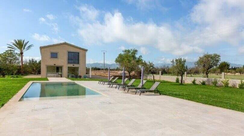 Elegantes Anwesen in Marratxí mit Pool, Liegestühlen, gepflegtem Rasen und Blick auf die Berge.