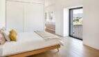 Helles Schlafzimmer mit Holzboden, Einbauschrank, En-suite-Bad und Balkon mit Bergblick in Marratxí.