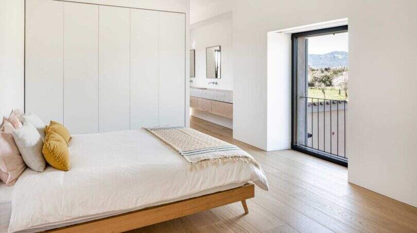 Helles Schlafzimmer mit Holzboden, Einbauschrank, En-suite-Bad und Balkon mit Bergblick in Marratxí.