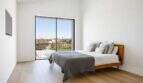 Helles Schlafzimmer mit Holzboden, Doppelbett und Balkon mit Pool- und Gartenblick in Marratxí