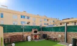 Gepflegter Innenhof mit Kunstrasen, Grillkamin und Sitzbank in Erdgeschosswohnung, Palma de Mallorca