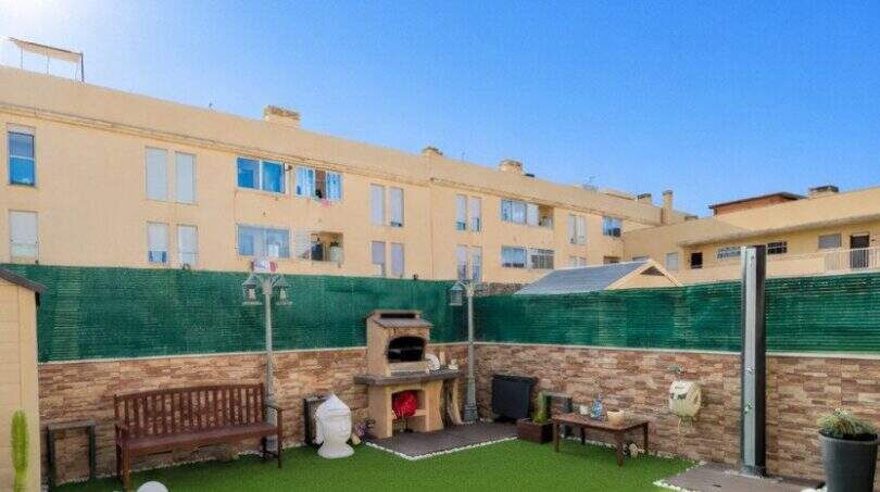 Well-maintained courtyard with artificial grass, grill fireplace and bench in ground floor apartment, Palma de Mallorca