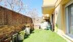 Well-maintained garden area with artificial grass and privacy screen of a ground floor apartment in Palma de Mallorca