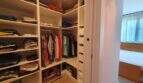 Begehbarer Kleiderschrank mit weißen Regalen, Kleiderstange und Schubladen im Penthouse Nou Llevant, Palma