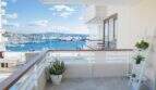 Moderne Terrasse der Designerwohnung in Palma mit Blick auf den Yachthafen und die Kathedrale