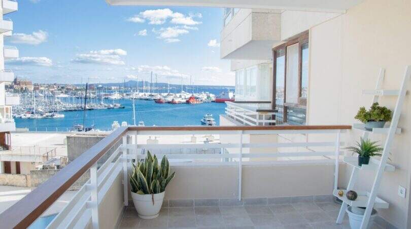 Moderne Terrasse der Designerwohnung in Palma mit Blick auf den Yachthafen und die Kathedrale