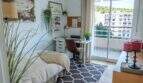 Helles Schlafzimmer mit Schreibtisch, Balkon, Stadtblick und modernem Dekor in Designerwohnung Palma.