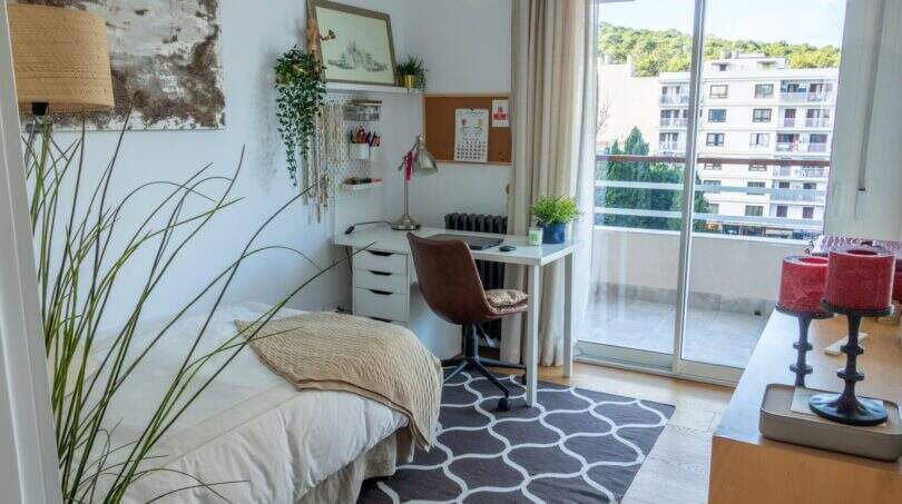 Helles Schlafzimmer mit Schreibtisch, Balkon, Stadtblick und modernem Dekor in Designerwohnung Palma.