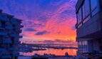 Spektakulärer Sonnenuntergang über dem Hafen von Palma mit Blick auf die Kathedrale vom Balkon der Designerwohnung