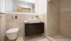 Modernes Badezimmer mit schwebendem Waschtisch, Wandtoilette und beigen Fliesen in Palma-Wohnung