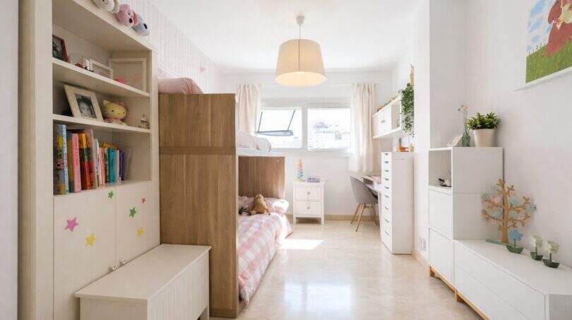 Helles Kinderzimmer mit Hochbett, Bücherregal und Schreibtisch in Palma de Mallorca