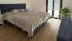 Helles Schlafzimmer im Penthouse Palma mit Doppelbett, Holzboden und Balkonzugang