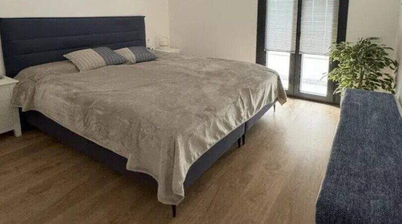 Helles Schlafzimmer im Penthouse Palma mit Doppelbett, Holzboden und Balkonzugang