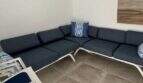 Überdachte Terrasse mit blauer L-Sofa-Garnitur und weißem Rahmen im Penthouse Palma de Mallorca