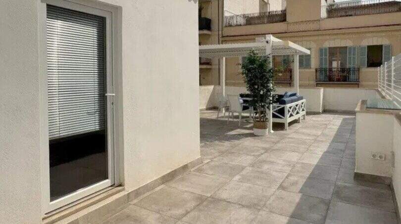 Sonnige Dachterrasse mit Pergola, Lounge-Möbeln und Stadtblick im Penthouse Palma de Mallorca