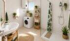 Helles Badezimmer mit Dusche, Waschmaschine, Bambus-Regal und Grünpflanzen im Penthouse Cala Major.