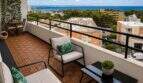 Sonnige Dachterrasse des Penthouse in Cala Major mit Loungemöbeln, Holzfliesen und atemberaubendem Meerblick über Palma.