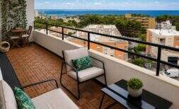 Sonnige Dachterrasse des Penthouse in Cala Major mit Loungemöbeln, Holzfliesen und atemberaubendem Meerblick über Palma.