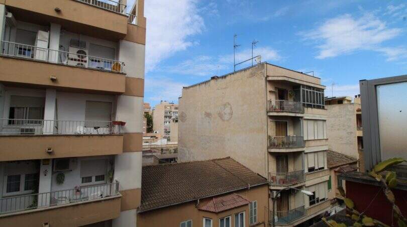 View of surrounding residential buildings with balconies in Palma de Mallorca, urban environment with development potential