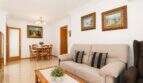 Helles Wohnzimmer mit Sofa, Couchtisch und Essbereich in Wohnung in Portixol, Palma de Mallorca