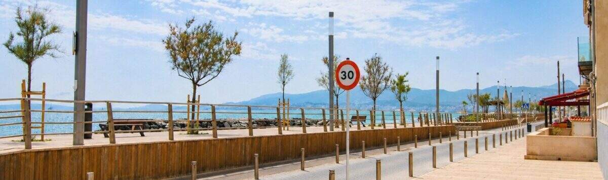 Strandpromenade Portixol mit Meerblick, Palmen und 30-km/h-Zone nahe der Wohnung in Palma de Mallorca