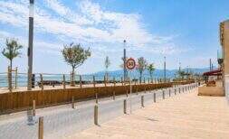 Strandpromenade Portixol mit Meerblick, Palmen und 30-km/h-Zone nahe der Wohnung in Palma de Mallorca
